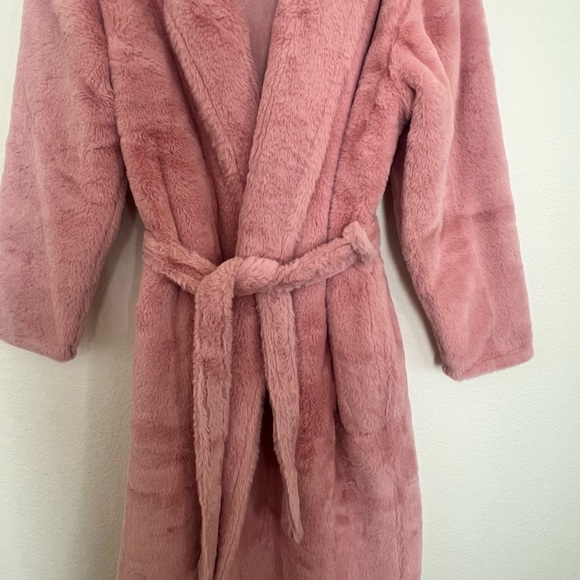 Minky Couture blush robe - Picture 6 of 10